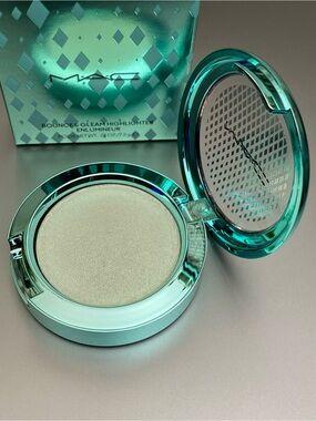 MAC “Investmint” Bounce & Gleam Highlighter